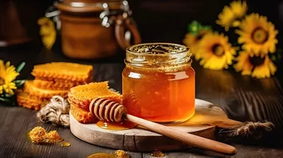 عکس زیبایی طبیعی: گل ها، عسل و وسایل روستایی در یک تصویر هنری