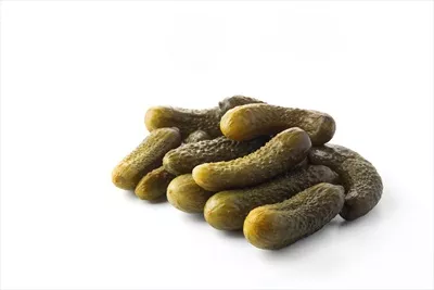 عکس خیار شور مزه دار شده در پس زمینه سفید با کیفیت بالا