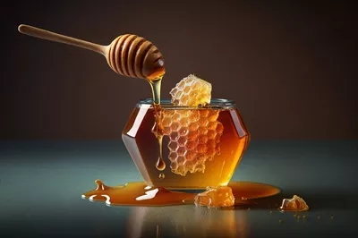 عکس تصویری زیبا از قاشق عسل با عسل در حال چکیدن برای زنبورداران