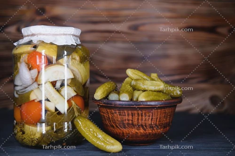 عکس ترکیب زیبا و دلنشین از شیشه های ترشی و سبزیجات در یک قاب روستایی