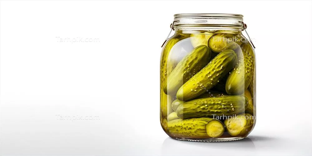 عکس خیار شور در شیشه شفاف با پس زمینه سفید و فضای خالی