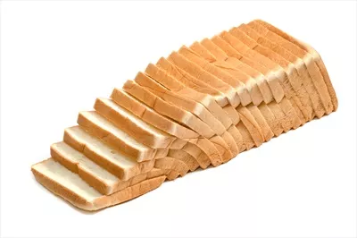 عکس نان برش خورده در پس زمینه سفید، مناسب برای استفاده در طراحی و تبلیغات