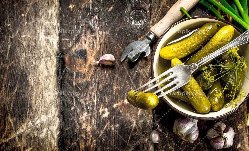 عکس خیار شور خانگی با ادویه جات و سبزیجات معطر برای طعم بهتر