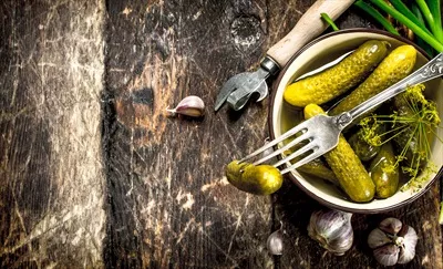 عکس خیار شور خانگی با ادویه جات و سبزیجات معطر برای طعم بهتر