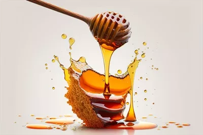 عکس تصویری زیبا از قاشق عسل با عسل در حال چکیدن برای زنبورداران
