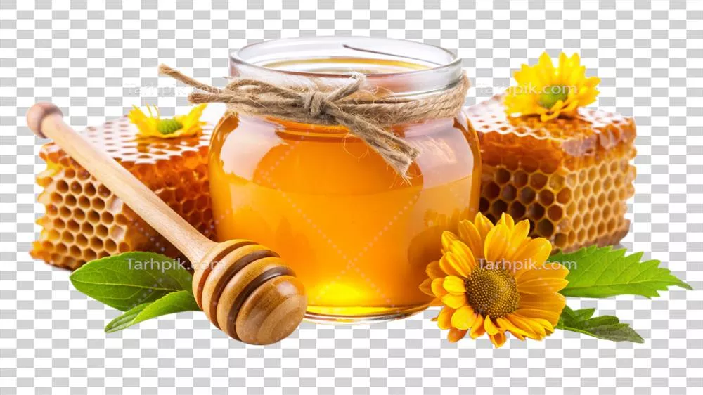 عکس دوربری عسل طبیعی در شیشه با قاشق چوبی و گل های زرد زیبا