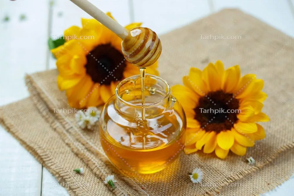 عکس زیبای یک شیشه عسل با قاشق و عسل در حال ریختن بر روی بوم