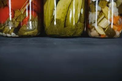 عکس ترکیب زیبا و دلنشین از شیشه های ترشی با خیار، گوجه فرنگی و کلم