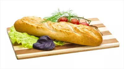 عکس نان تازه بر روی تخته چوبی با پس زمینه سفید و زیبا