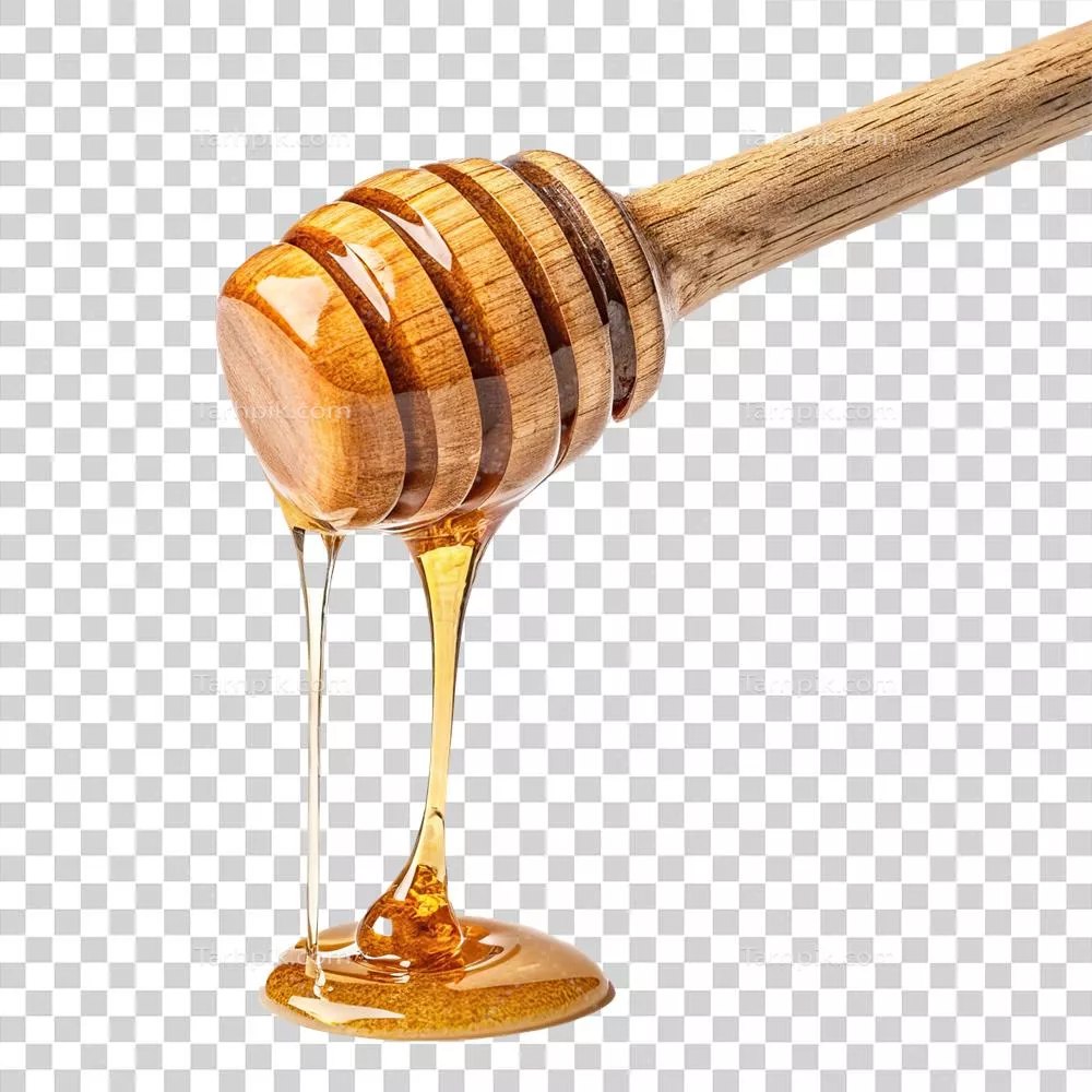 عکس دوربری عسل تازه: قطرات عسل در حال چکیدن از یک قاشق چوبی روی پس زمینه شفاف