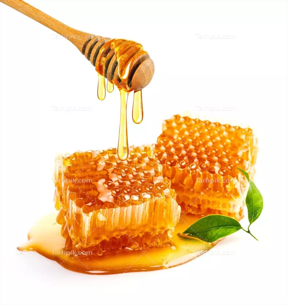 عکس عسل طبیعی و خوشمزه درون کندوی زنبور عسل با قاشق چوبی