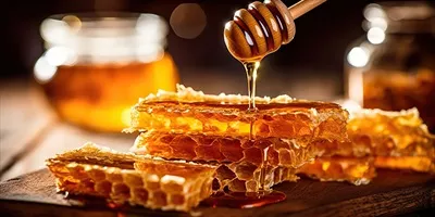 عکس عسل طبیعی در دل کویر: هنر گرافیکی با الهام از طبیعت و شیرینی