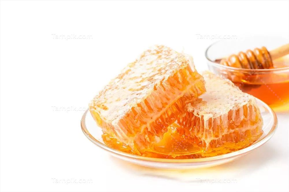 عکس عسل تازه و موم عسل در پس زمینه سفید: طعمی طبیعی و دلپذیر