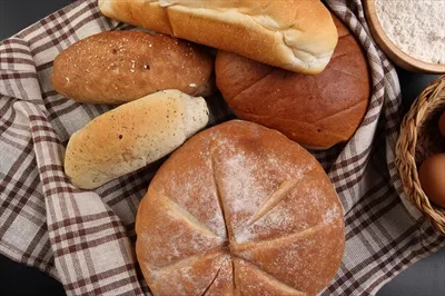 عکس نان تازه پخته شده در اشکال مختلف، آماده برای سرو در سفره