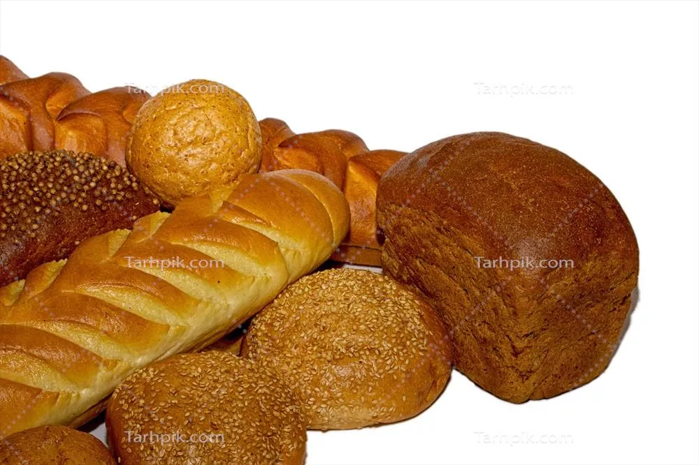 عکس مجموعه ای از نان های تازه و خوشمزه در یک سینی زیبا