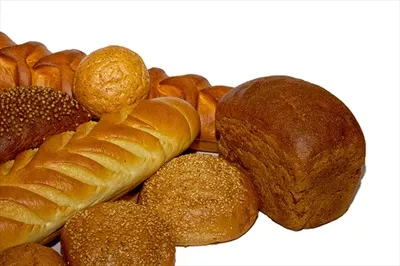عکس مجموعه ای از نان های تازه و خوشمزه در یک سینی زیبا