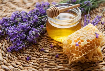عکس شگفت انگیز از شیشه عسل با گل های تازه اسطوخودوس