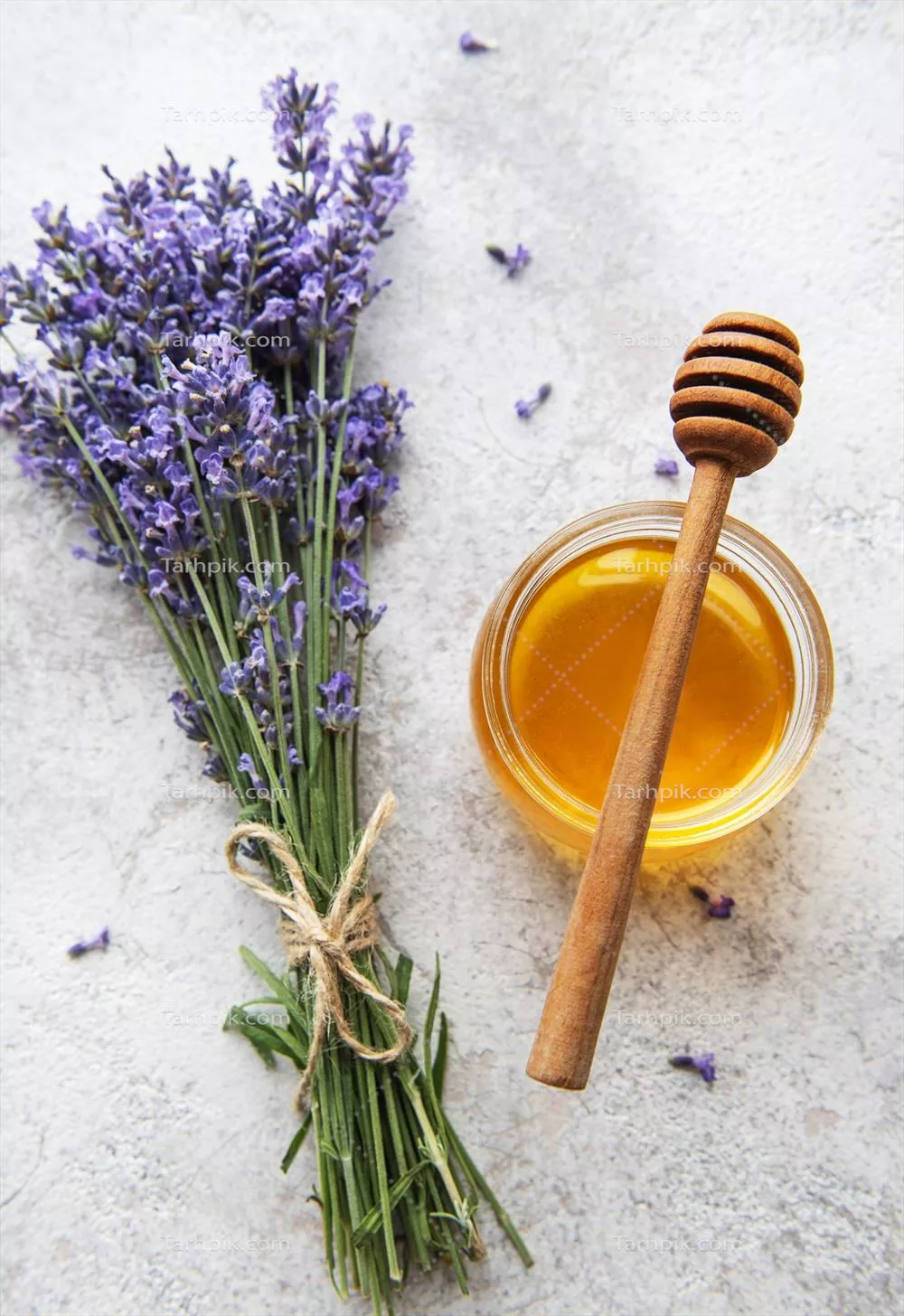 عکس شگفت انگیز از شیشه عسل با گل های تازه اسطوخودوس