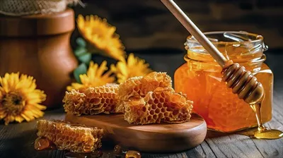 عکس ترکیب زیبای گل و عسل با وسایل روستایی در یک تصویر هنری