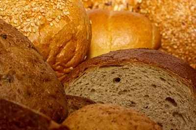 عکس مجموعه ای از نان های تازه و خوشمزه با تنوع بالا