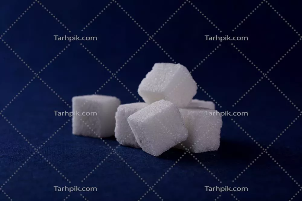 عکس نمای نزدیک از مکعب های شکر بر روی زمینه آبی زیبا و دلنشین