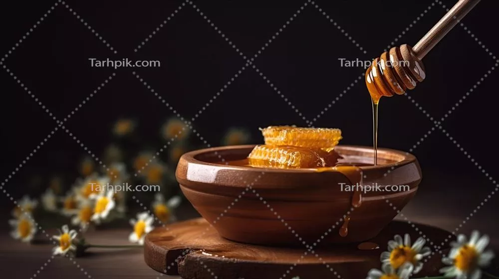 عکس عسل طبیعی و غلیظ در حال چکیدن از قاشق چوبی در کاسه چوبی