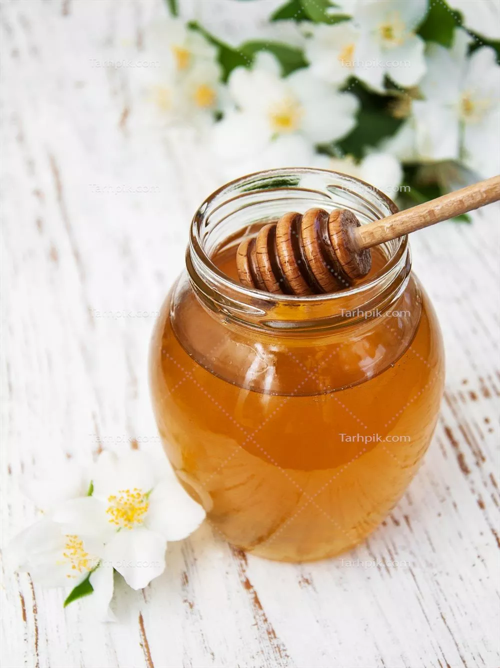 عکس عسل معطر با گل های یاس بر روی پس زمینه چوبی زیبا و دلنشین
