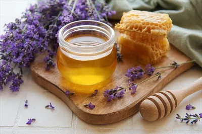 عکس شگفت انگیز از شیشه عسل با گل های تازه اسطوخودوس