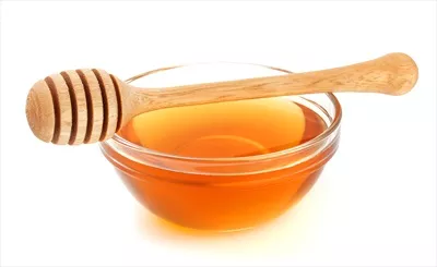 عکس عسل خالص و طبیعی در پس زمینه سفید با کیفیت بالا