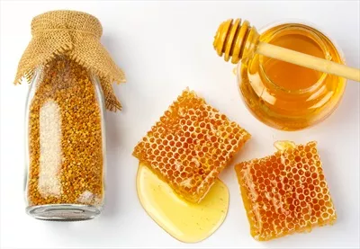 عکس عسل طبیعی درون شیشه و قاشق عسل با طراحی زیبا و جذاب