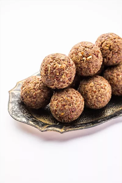 عکس طرز تهیه لدوهای خوشمزه و سالم با دانه کتان و بادام هندی