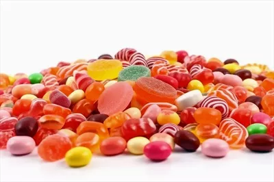 عکس تصویری جذاب از تنوع شیرینی ها بر روی زمینه ای سفید و زیبا