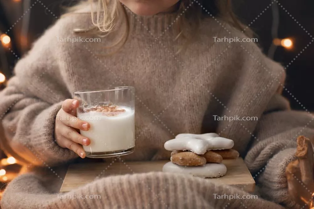عکس لحظه های شیرین کریسمس: کودکانی با پای برهنه و دستان کوچک در حال لذت بردن از شیرینی های تعطیلات
