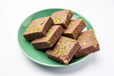 عکس طرز تهیه بارفی شکلاتی: دسر هندی خوشمزه برای جشن ها و مناسبت ها