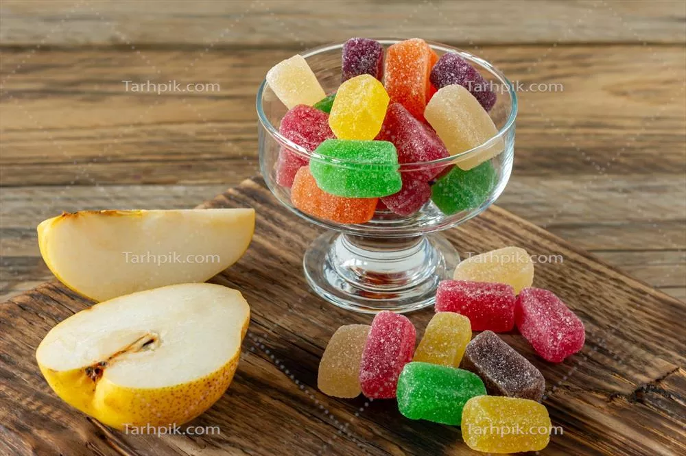 عکس مربای میوه ای خوشمزه و طبیعی بر روی یک میز چوبی