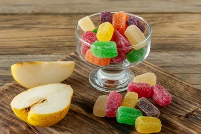 عکس مربای میوه ای خوشمزه و طبیعی بر روی یک میز چوبی