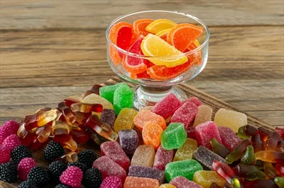 عکس مربای میوه ای خوشمزه و طبیعی بر روی یک میز چوبی