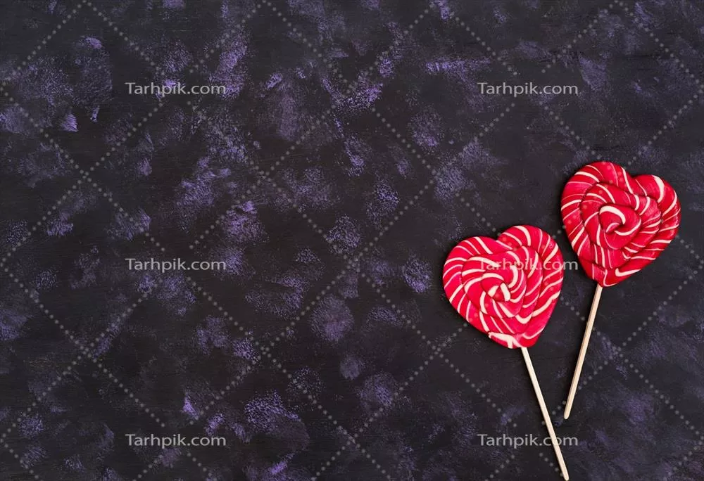 عکس چندین چوب شیرینی رنگارنگ بر روی زمینه تیره به صورت نمای بالا