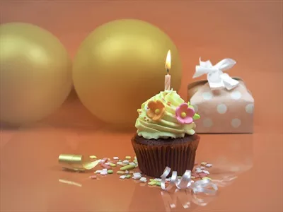 عکس کیک کاپ کیک شیرین با روبان و شمع در جعبه هدیه برای جشن تولد