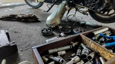 عکس تجزیه و تحلیل فنی یک دوچرخه در کارگاه: نگاهی به مهارت های مکانیکی