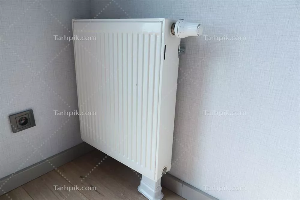 عکس رادیاتور گرمایشی زیر پنجره در اتاق: راهی برای بهبود دما و زیبایی
