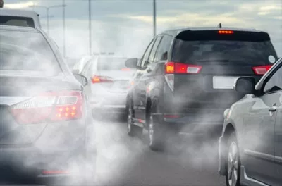 عکس آلودگی هوا ناشی از دود اگزوز خودروها در ترافیک شهری