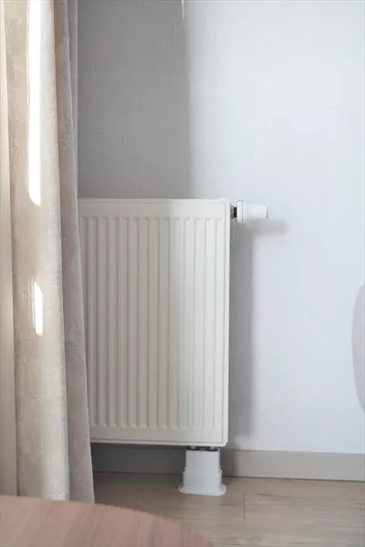 عکس رادیاتور گرمایشی زیر پنجره در اتاق: راهی برای افزایش گرما و زیبایی