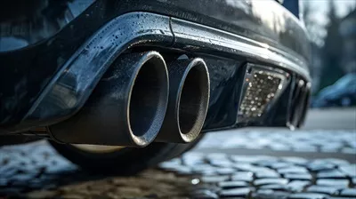 عکس نمایی نزدیک و دقیق از لوله های اگزوز با جزئیات آسیب و فرسودگی
