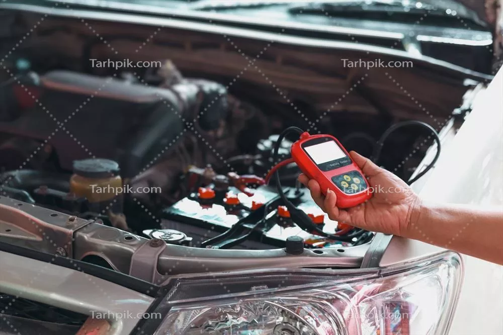 عکس بررسی عملکرد باتری خودرو با استفاده از دستگاه تستر باتری
