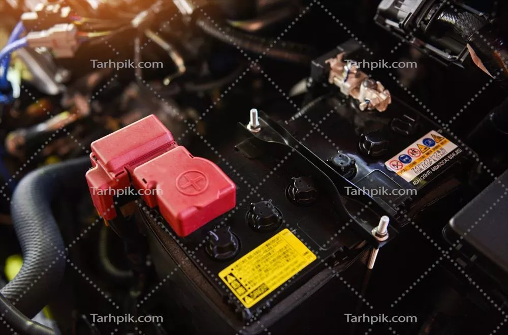 عکس بررسی دقیق و نزدیک از باتری جدید خودرو در اتاق موتور
