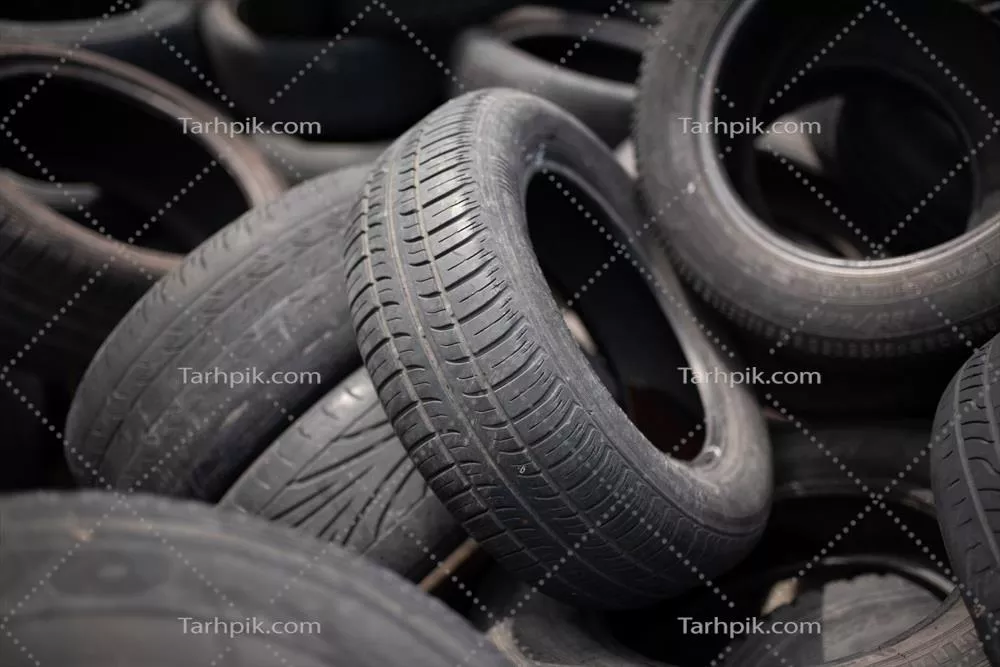 عکس تصویری از لاستیک های قدیمی و سیاه رنگ در محل دپوی غیرمجاز