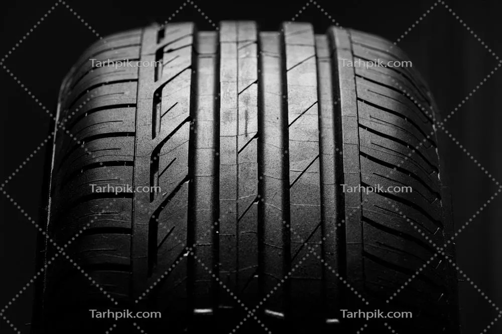 عکس تصویری نزدیک از لاستیک خودرو با جزئیات دقیق و جذاب
