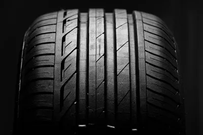 عکس تصویری نزدیک از لاستیک خودرو با جزئیات دقیق و جذاب