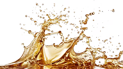 عکس دوربری تصویری زیبا از پاشش روغن طلایی با کیفیت بالا و شفاف